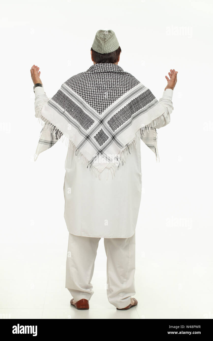 Vista posteriore dei musulmani uomo che prega Foto Stock