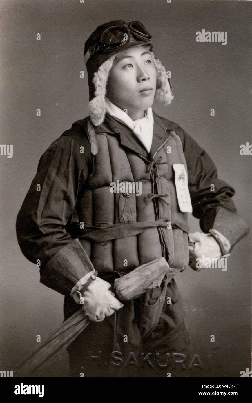 [ 1940s Giappone - Pilota Kamikaze in uniforme ] - Un membro della Tokubetsu Kougekitai (特別攻撃隊, Kamikaze) del giapponese Air Force durante la seconda guerra mondiale. Xx secolo gelatina vintage silver stampa. Foto Stock