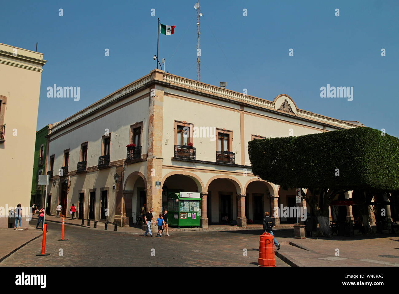 Santiago de Queretaro, Plaza de Armas, centro storico. Edificio messicano con la Bandiera Nazionale del Messico. Foto Stock