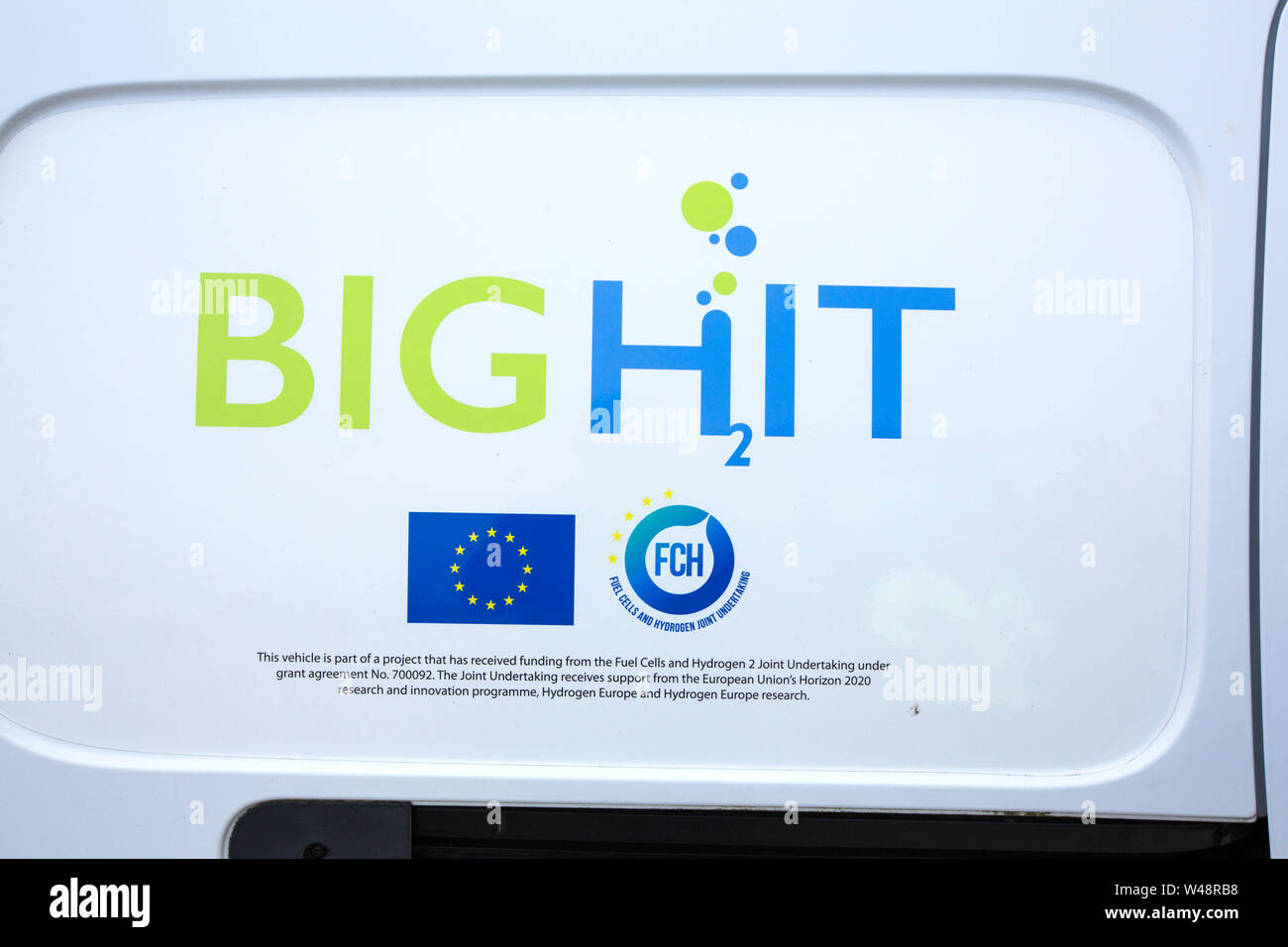 Un veicolo alimentato a idrogeno, parte di una flotta di veicoli del consiglio coinvolti nel colpo grande progetto che utilizza fonti di energia rinnovabili da una turbina eolica e ti Foto Stock