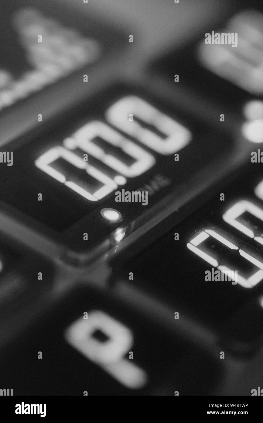 Bw macro shot del cross trainer display in una palestra e fitness Foto Stock