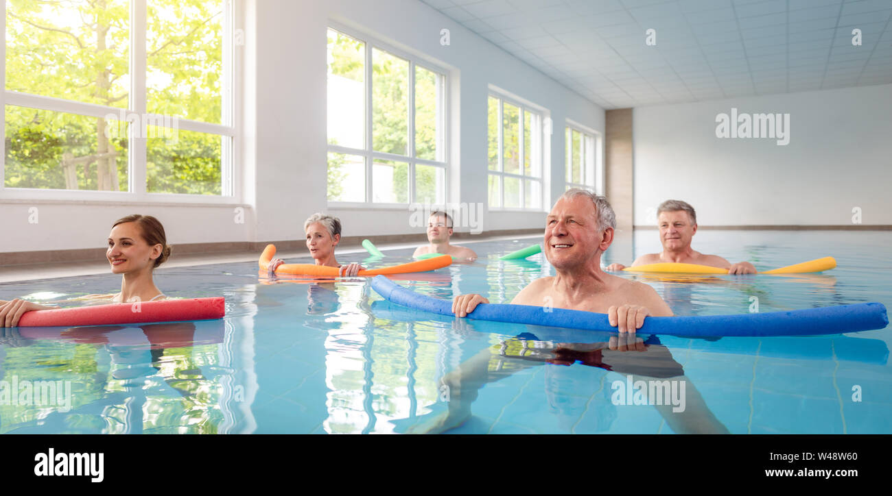 Le donne e gli uomini in esercizi in acqua durante la remobilization Foto Stock