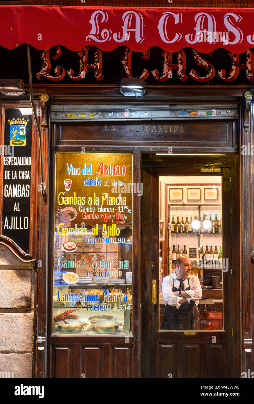 Guardando attraverso la finestra di un Tapas bar (uno dei tanti) intorno alla Plaza de Santa Ana e Puerta del Sol , nel centro di Madrid. Spagna Foto Stock