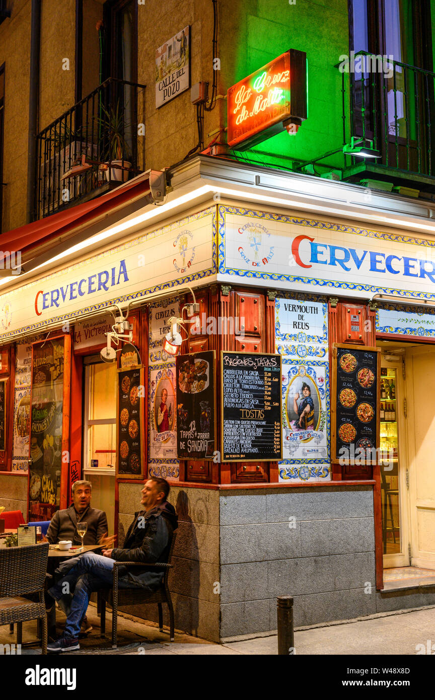 Un Tapas bar e Cerveceria (uno dei tanti) intorno alla Plaza de Santa Ana e Puerta del Sol , nel centro di Madrid. Spagna Foto Stock