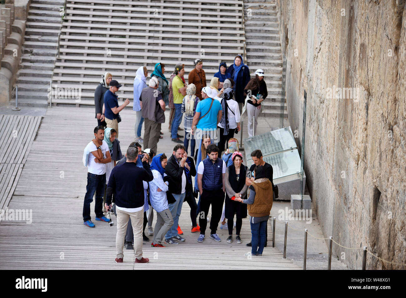 I turisti in visita alla città antica di Persepolis, far Provincia, Iran Foto Stock