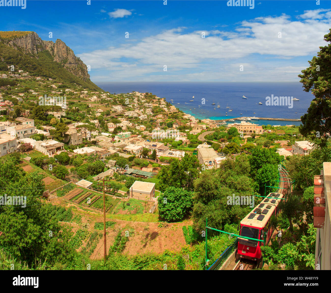 Vista aerea della costa rocciosa e Marina Grande, l'isola di Capri, Italia. Un panorama da Piazzo Umberto su Marina Grande e la funicolare su Foto Stock