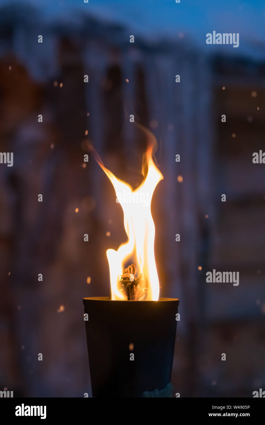 Fuoco che brucia torcia in metallo nella parte anteriore di una tettoia in  legno in una popolazione Sami village, nel nord della Norvegia Foto stock -  Alamy