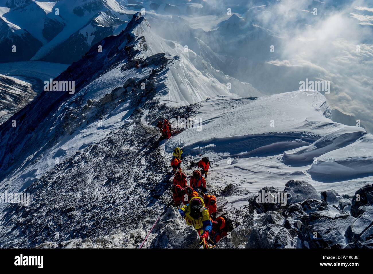 (190721) -- LHASA, luglio 21, 2019 (Xinhua) -- Fotografia scattata da Zhaxi Cering su 24 Maggio 2019 mostra gli alpinisti scaling Mount Qomolangma nel sud-ovest della Cina di regione autonoma del Tibet. Non sarebbe l'orgoglio di dire che Zhaxi Cering della fotografia di carriera iniziata su un alto: la fotografia che sparato a fama a poco più di un decennio fa è stata presa sulla parte superiore delle più alte del mondo montagna. In 2008, Zhaxi era un membro dell'arrampicata cinese team che ha portato la torcia olimpica al vertice di Mt. Qomolangma. Appena 26 anni al momento, Zhaxi era stato introdotto in Cina alpinista professionista guild Foto Stock