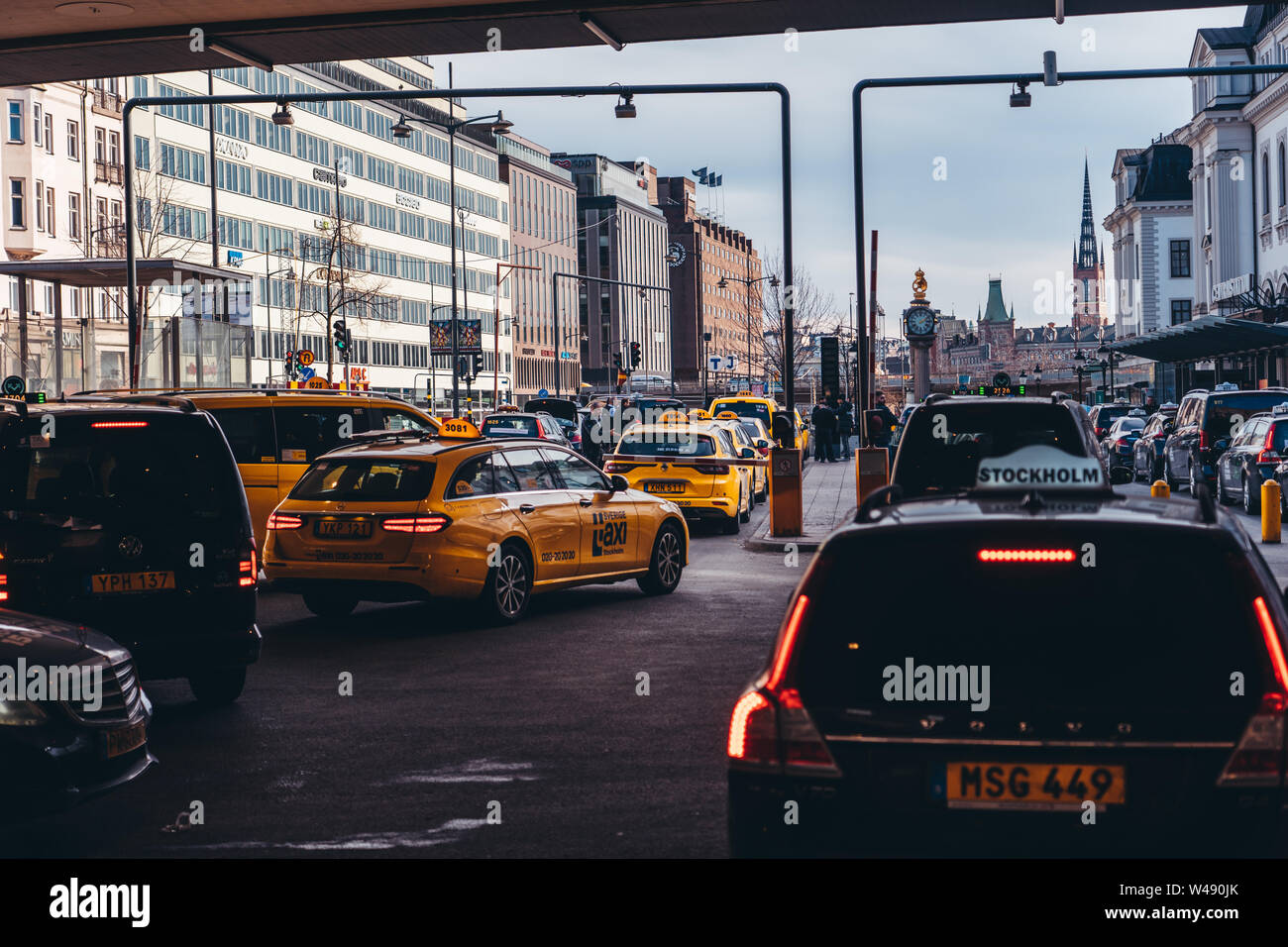 28.03.2019 Redazione Stoccolma Svezia taxi fuori la stazione ferroviaria centrale in attesa in corsie di marcia per i passeggeri Foto Stock