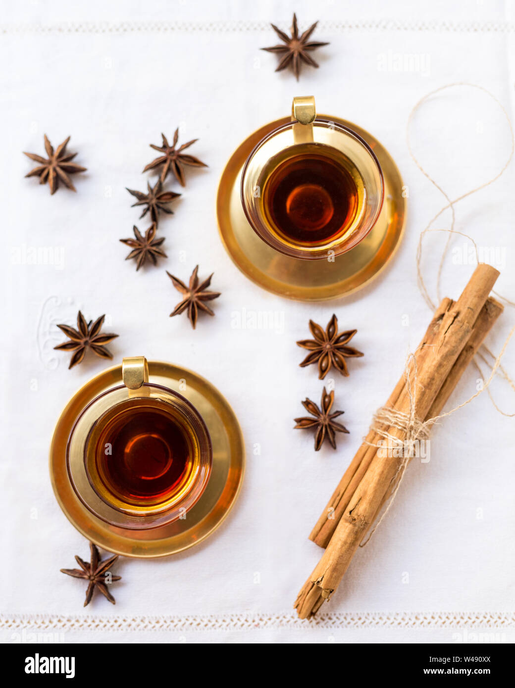 Tea time con oro, cinammon e stelle di anice. Credit Montse Gibert Foto Stock