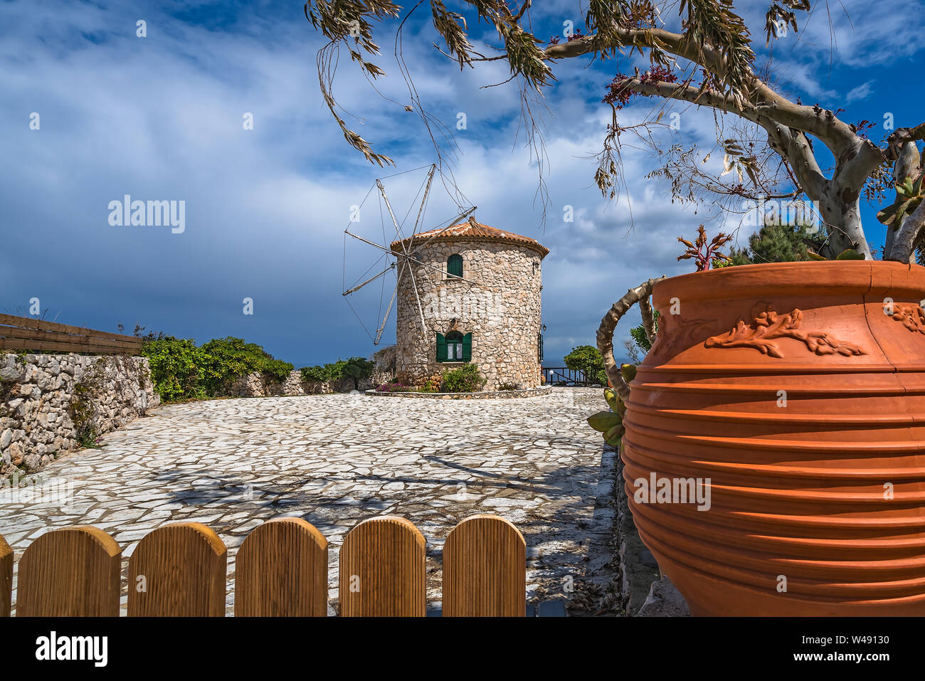 Punto di riferimento il vecchio mulino a vento a Capo Skinari, Zante Island, Grecia Foto Stock