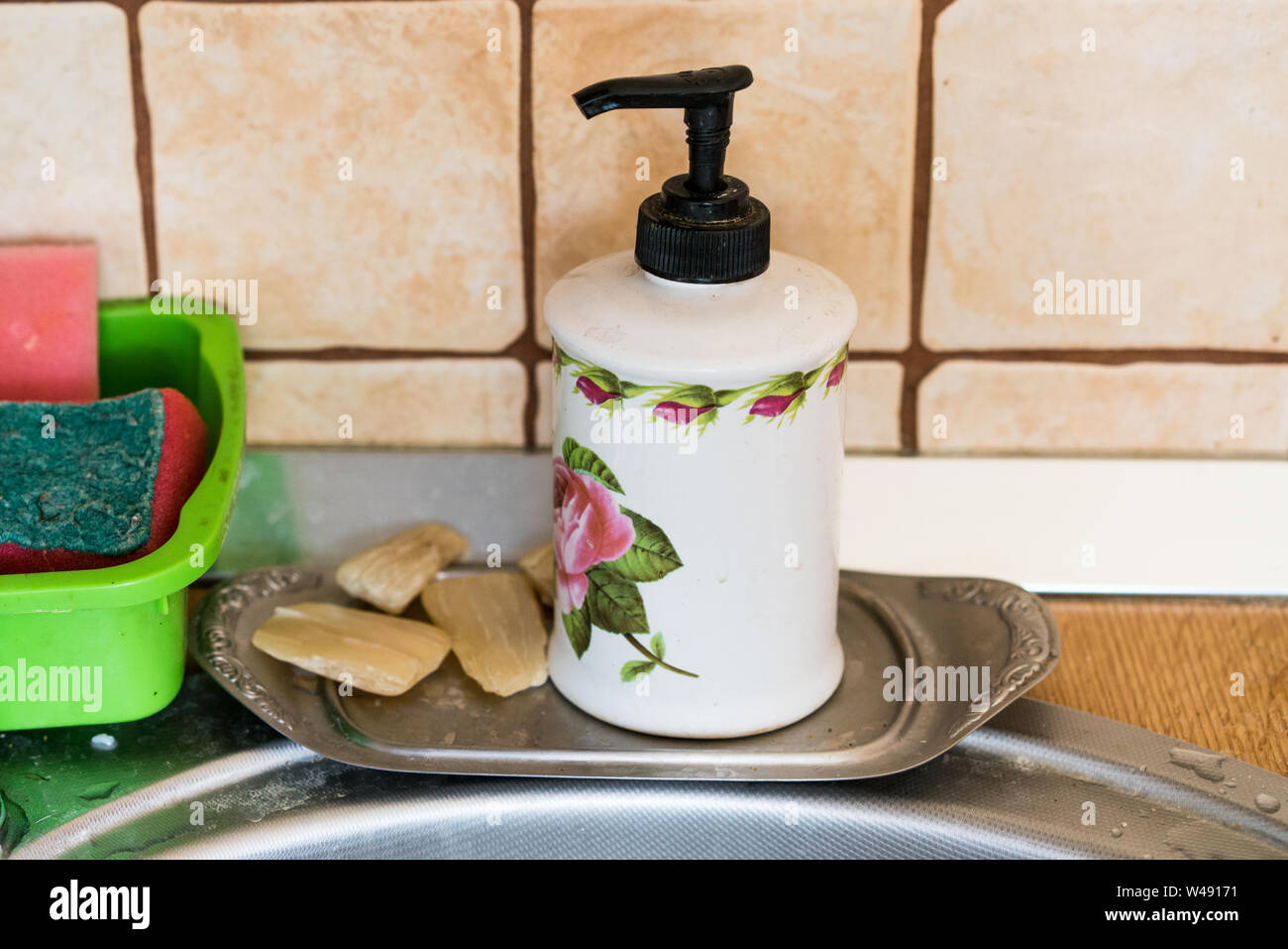 Due tipologia di sapone e spugne in cucina Foto Stock