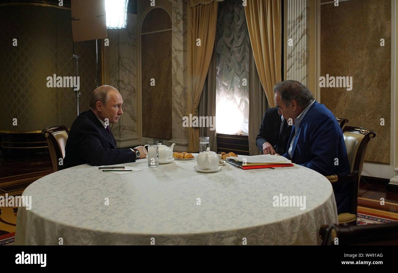 Il presidente russo Vladimir Putin, sinistra, ascolta una questione da American film del regista Oliver Stone durante un colloquio presso il Cremlino Giugno 19, 2019 a Mosca, in Russia. Foto Stock
