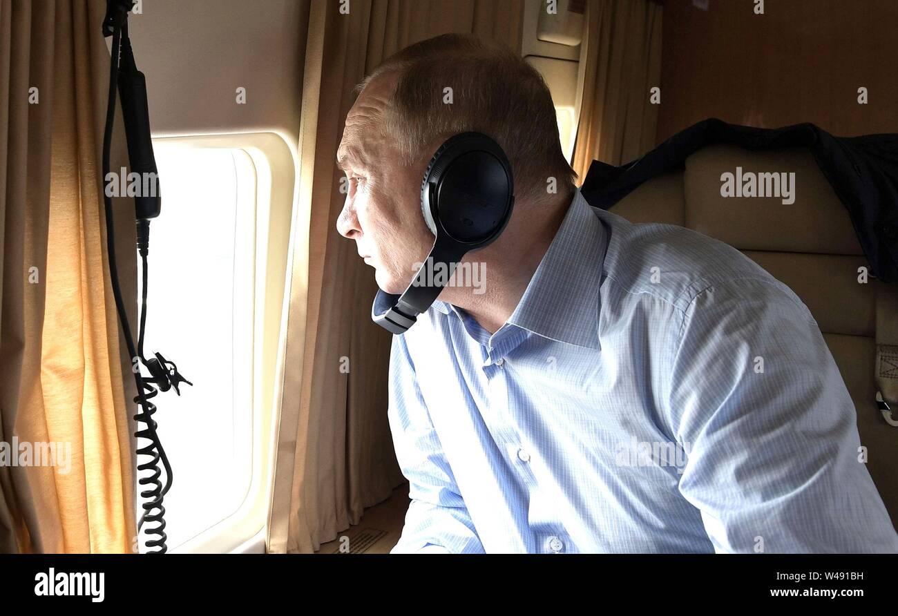 Il presidente russo Vladimir Putin guarda fuori dal suo elicottero a diluvio danni alle abitazioni causato da massicce inondazioni nella regione di Irkutsk Luglio 19, 2019 in Tulun, Irkutsk, Russia. Inondazioni in Siberia orientale è la peggiore nella storia registrata della regione di effettuare 3.800 case. Foto Stock