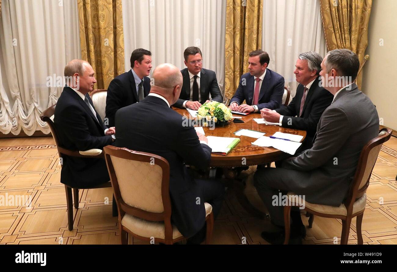 Il presidente russo Vladimir Putin, a sinistra si incontra con la Royal Dutch Shell CEO Ben van Beurden, destra e delegazione Luglio 18, 2019 a San Pietroburgo, Russia. Foto Stock