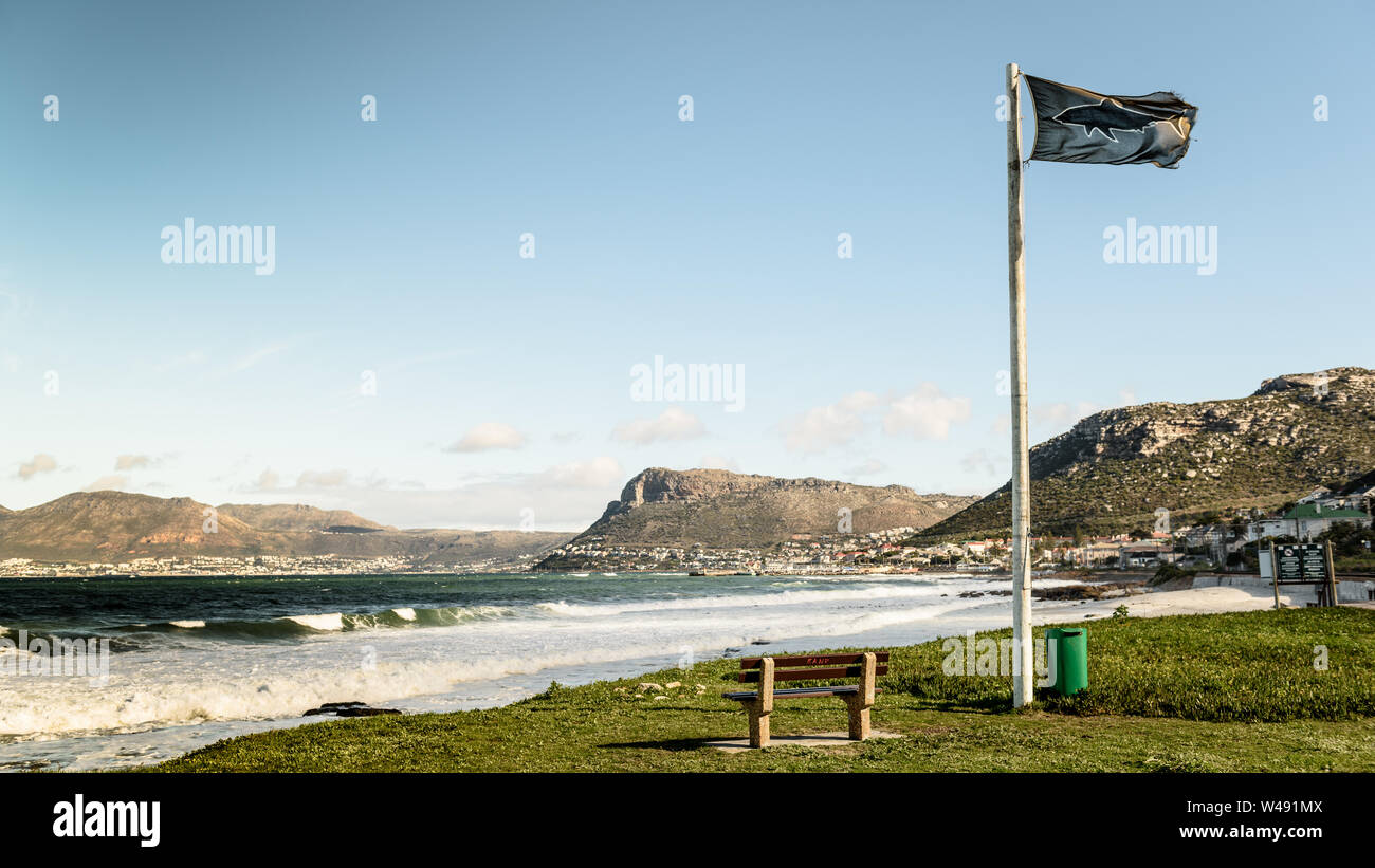 Un avvertimento di squalo bandiera sollevata al St James su False Bay costa vicino a Città del Capo in Sud Africa Foto Stock
