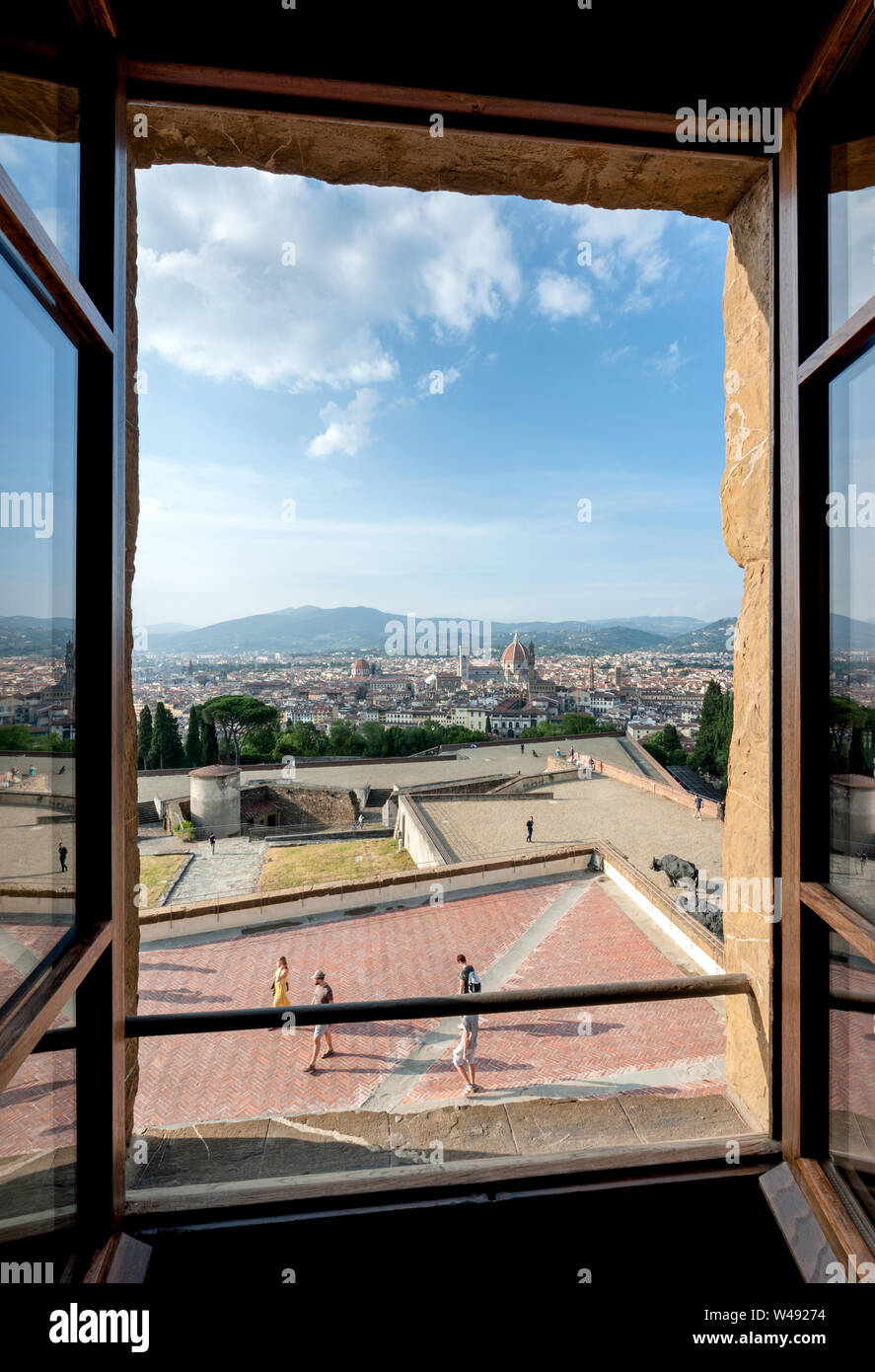 Firenze, Italia - 2019, 7 luglio: Firenze lo skyline della citta'. Panorama vista da una finestra del Forte Belvedere. Foto Stock