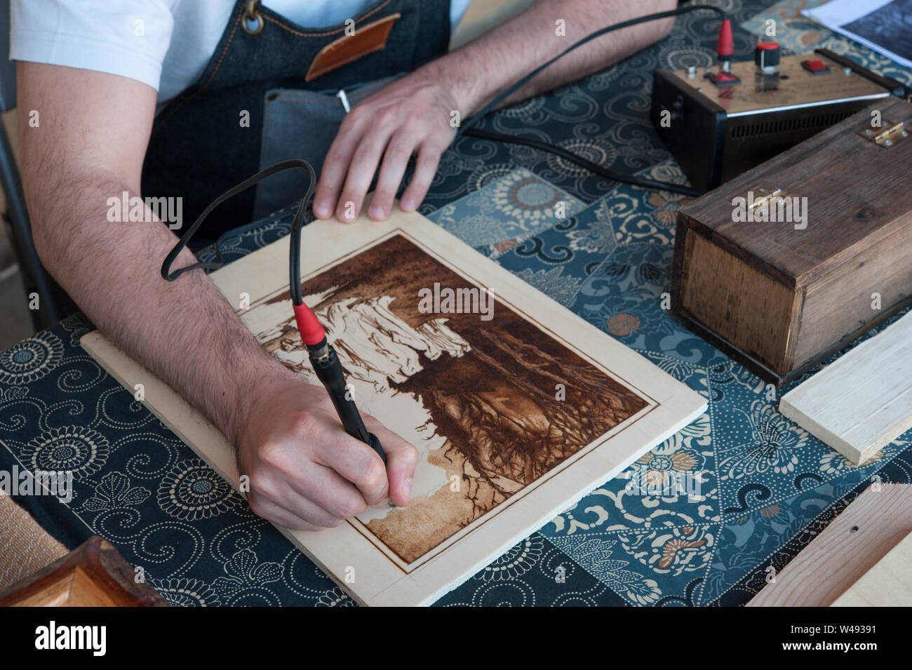 L'del Pyrography è una tecnica di incisione per mezzo di una sorgente di calore, su legno, cuoio, sughero e altri materiali. Foto Stock
