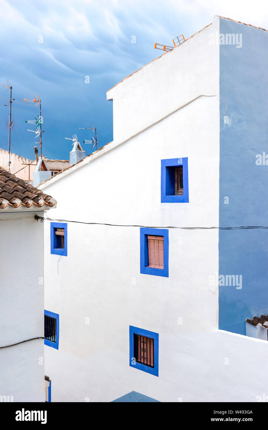 Architettura mediterranea della città balneare di Villajoyosa, Spagna, Apr.2019 Foto Stock