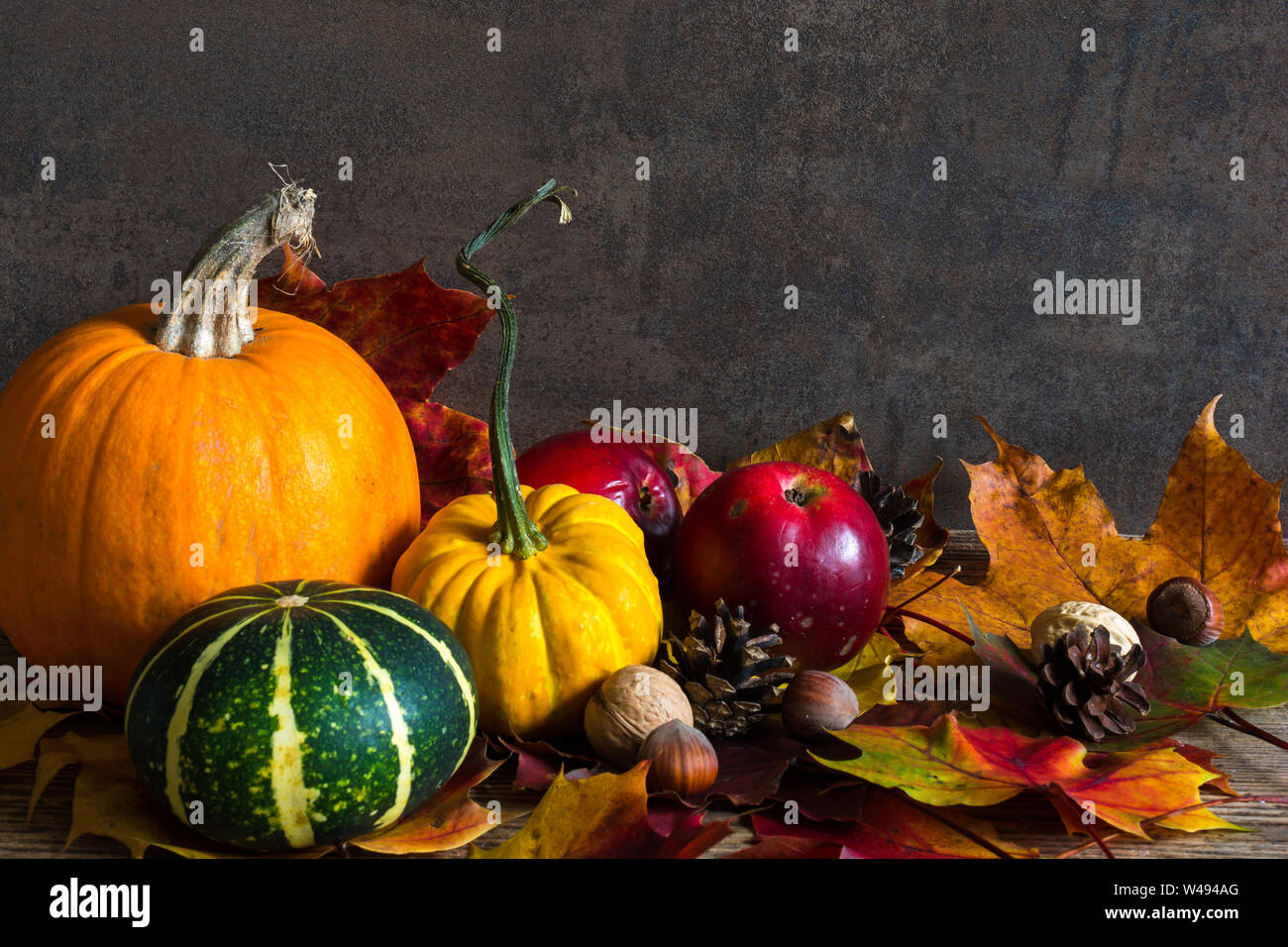 La natura in autunno concetto. Caduta la frutta e la verdura con foglie di acero sul tavolo di legno. Sfondo di ringraziamento Foto Stock