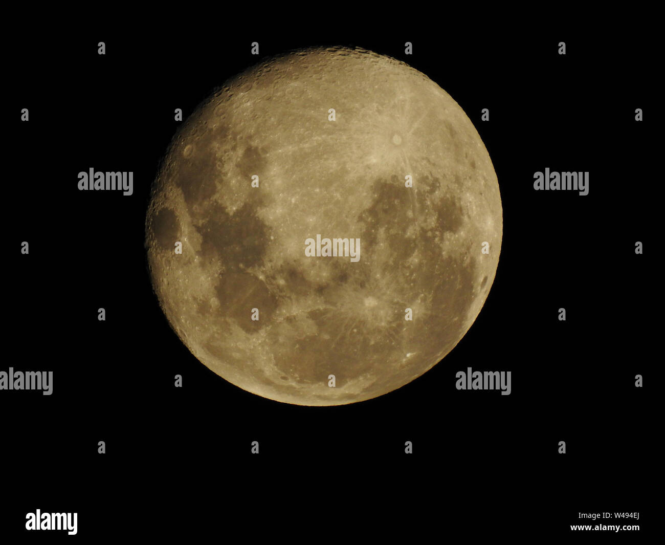 Luminosa luna piena di Pasqua con creatori chiaro cielo scuro Foto Stock