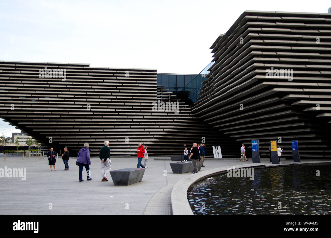 Dundee, Tayside, Scotland, Regno Unito. 21 Luglio, 2019. Regno Unito meteo: una calda mattina con freschi venti da sud e soleggiata incantesimi, temperatura massima di 21 °C. I turisti che visitano la V&un design museum presso il lungomare di Dundee. Credito: Dundee fotografico / Alamy Live News Foto Stock