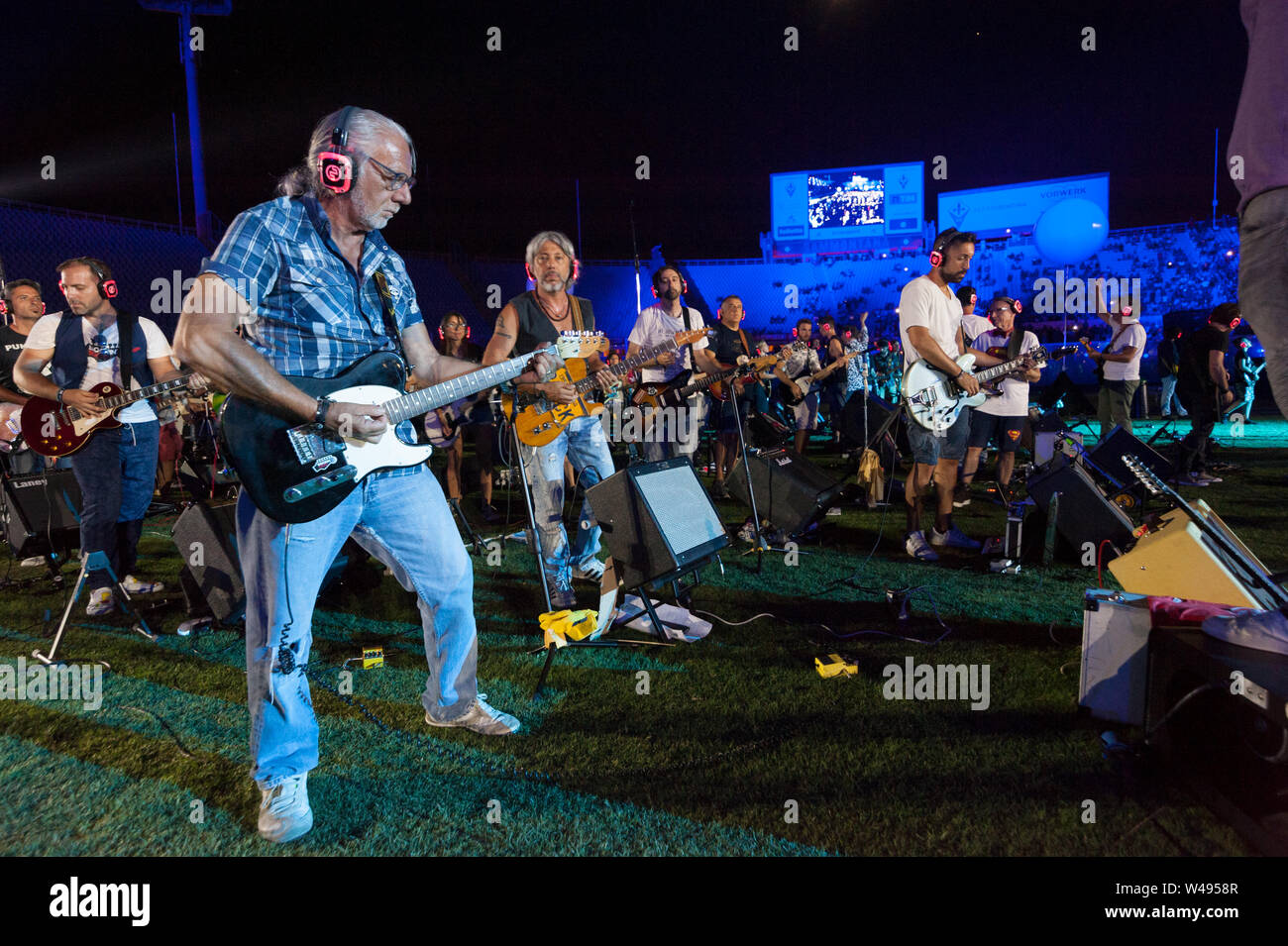 Firenze, Italia - 2018, 21 Luglio: il chitarrista al city stadium arena durante il "rockin'1000 - che è dal vivo", la più grande rock band in tutto il mondo. Foto Stock