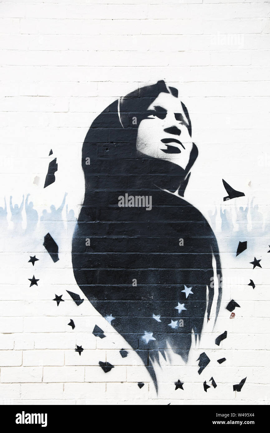 Omar Ilhan murale o arte dei graffiti su un muro, Birmingham, Small Heath, Regno Unito Foto Stock