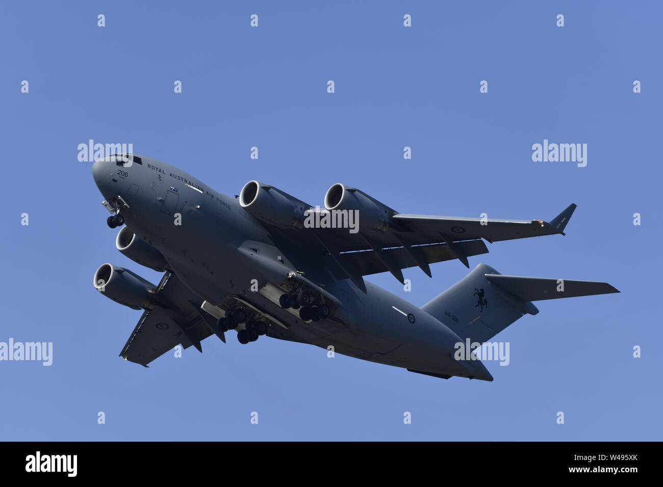 RAAF C-17A Globemaster III Esecuzione di acrobazia Foto Stock