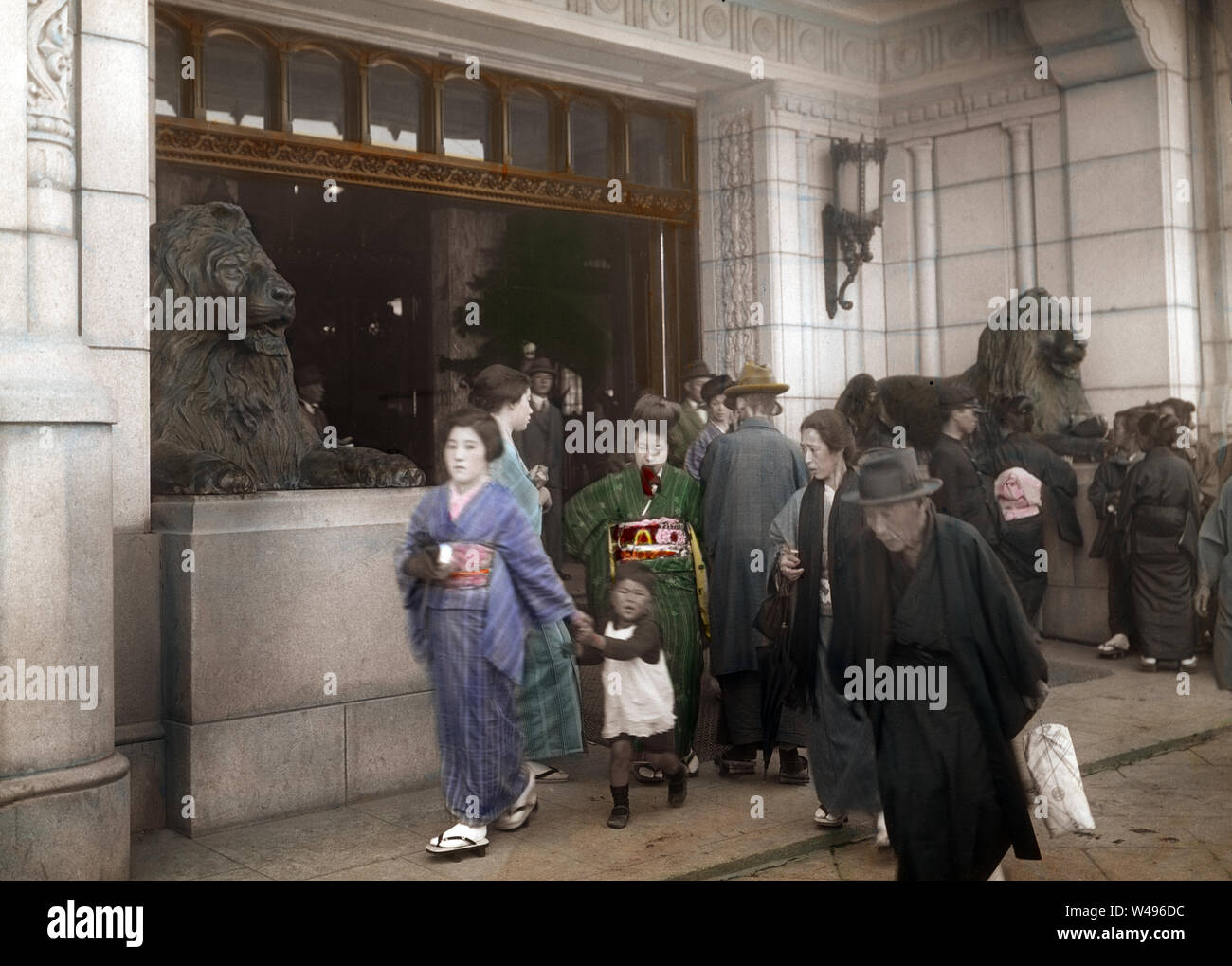 [ 1920s Giappone - Mitsukoshi Department Store di Nihonbashi, Tokyo ] - l'entrata di occupato del Mitsukoshi Department Store di Nihonbashi, Tokyo, ca. 1920s. I Lions sono basati sulle statue a Nelson la colonna a Londra in Trafalgar Square. Esse sono state effettuate da una società britannica nel 1914 (Taisho 3). Xx secolo vintage vetrino di vetro. Foto Stock