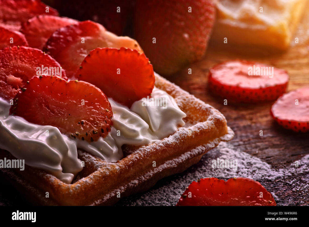 Deliziosi waffles con fragole Foto Stock