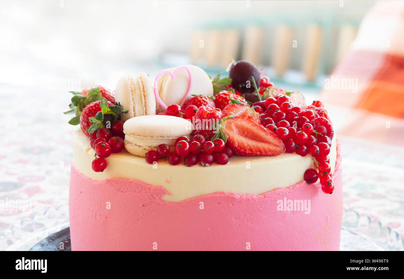 Primo piano della torta di compleanno con fresca frutta estiva Foto Stock