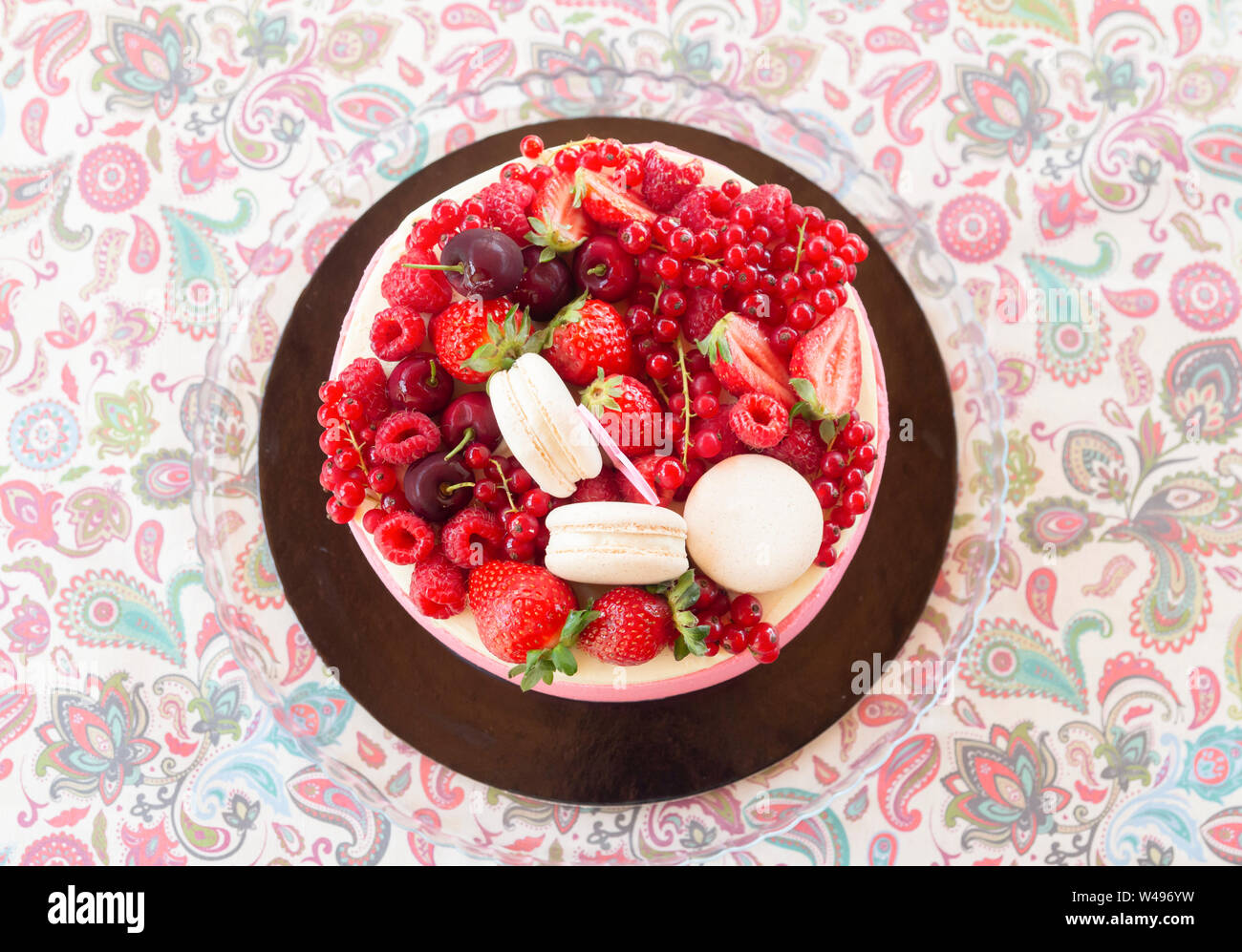 Torta di compleanno con fresca frutta estiva Foto Stock