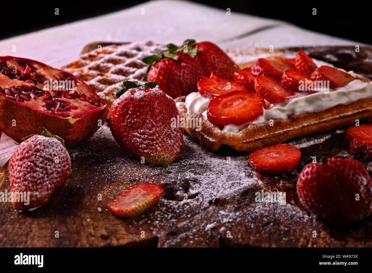 Cialde croccanti con fragole e zucchero a velo Foto Stock