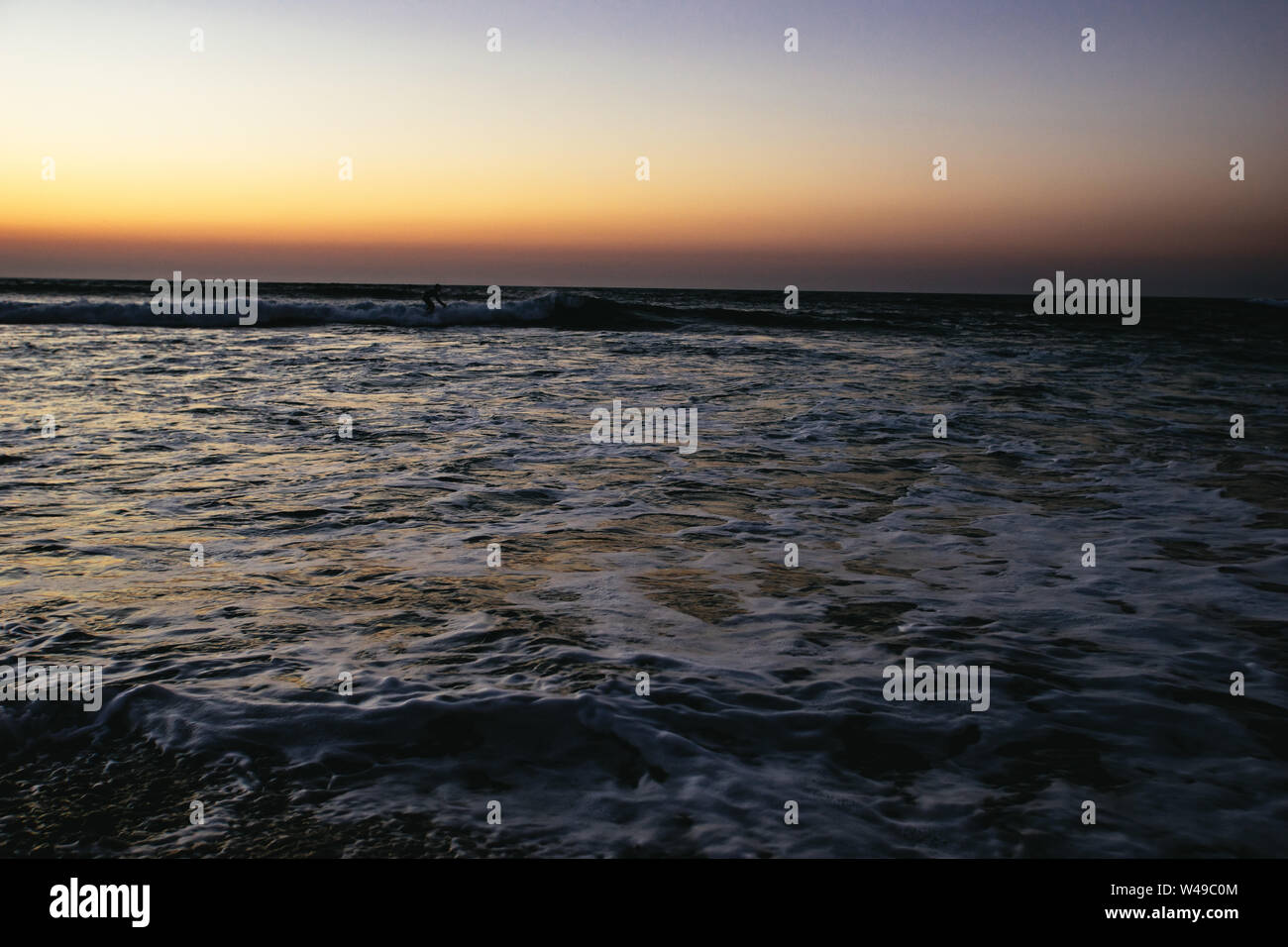 Persona surf al tramonto a Sidi Kaouki Foto Stock