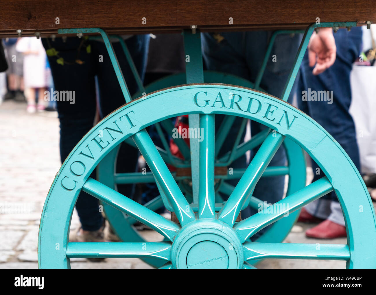 Xx Luglio 2019 - Londra, Regno Unito. Il Covent Garden segno il vecchio mercato di legno ruota carrello. Foto Stock