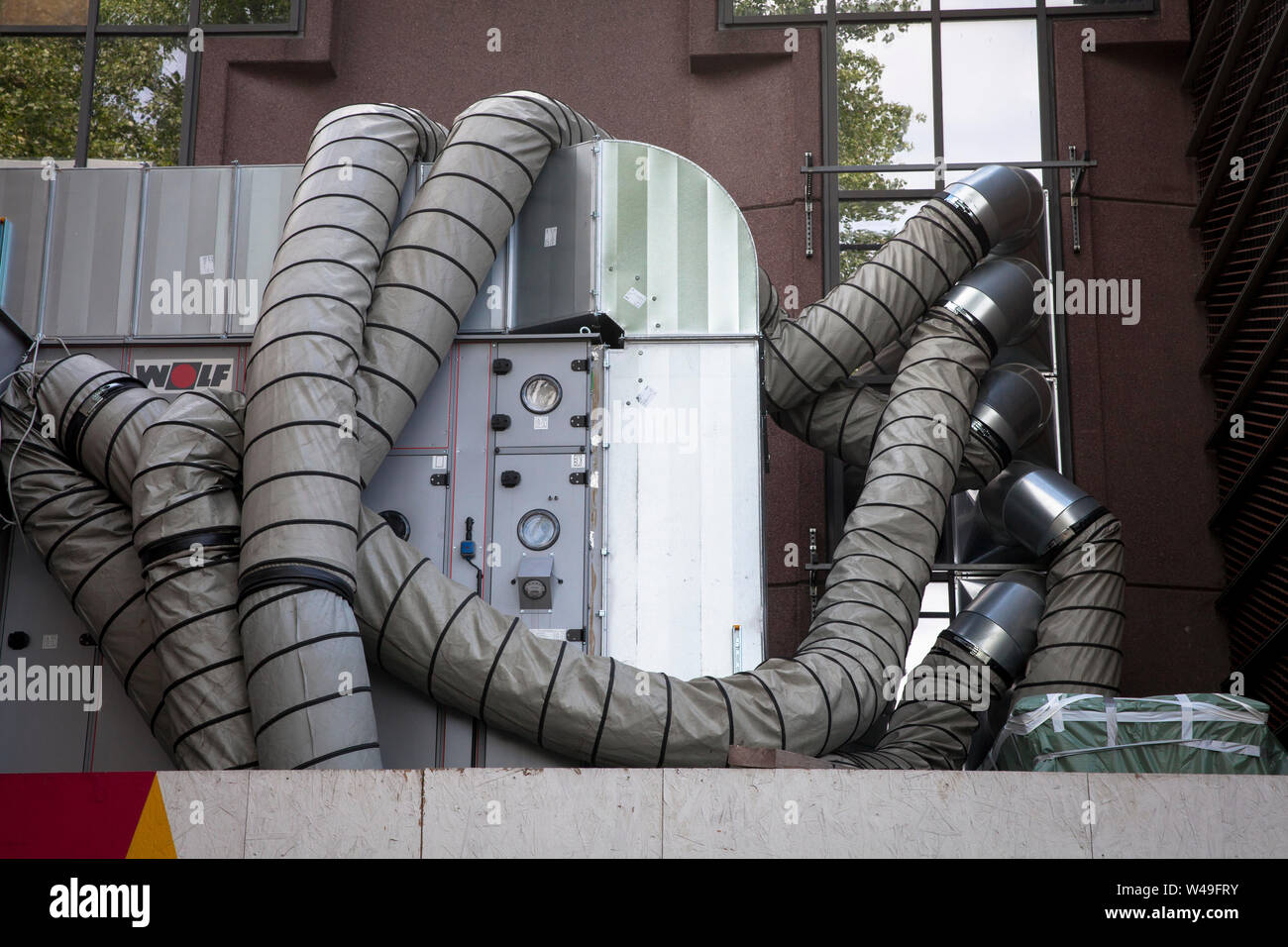 Tubi di un impianto di climatizzazione a Staatenhaus nel quartiere Deutz di Colonia, Germania. Schlaeuche einer Klimaanlage am Staatenhaus in Deutz, Foto Stock