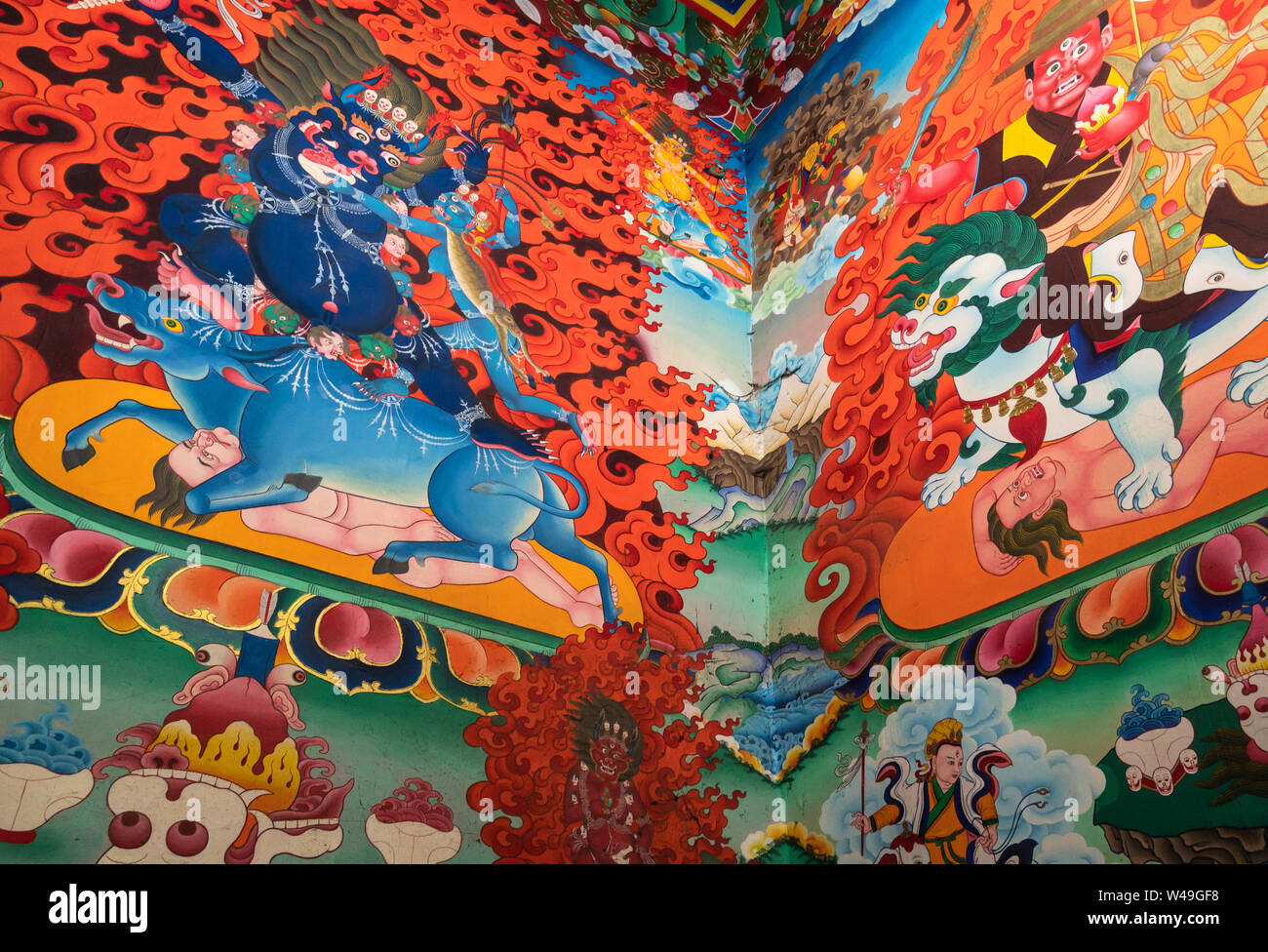 Shangri La, Cina - 1 Marzo 2019: murales del buddismo tibetano mitologia all'interno del famoso monastero Songzanlin in Shangri La. questo è l'inizio di t Foto Stock