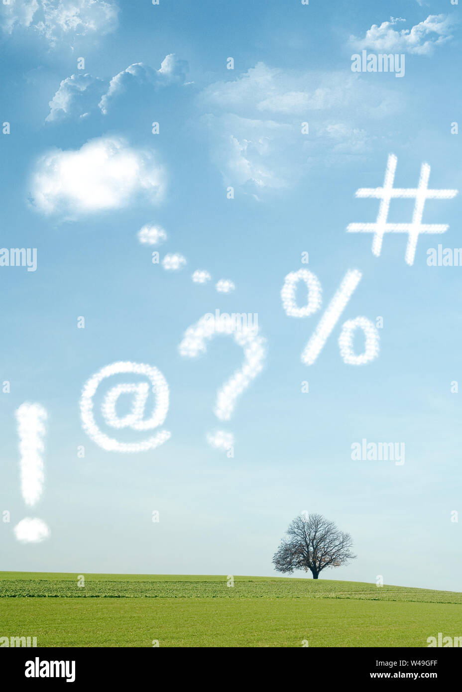 Albero in un campo con un segno esclamativo in aria Foto Stock
