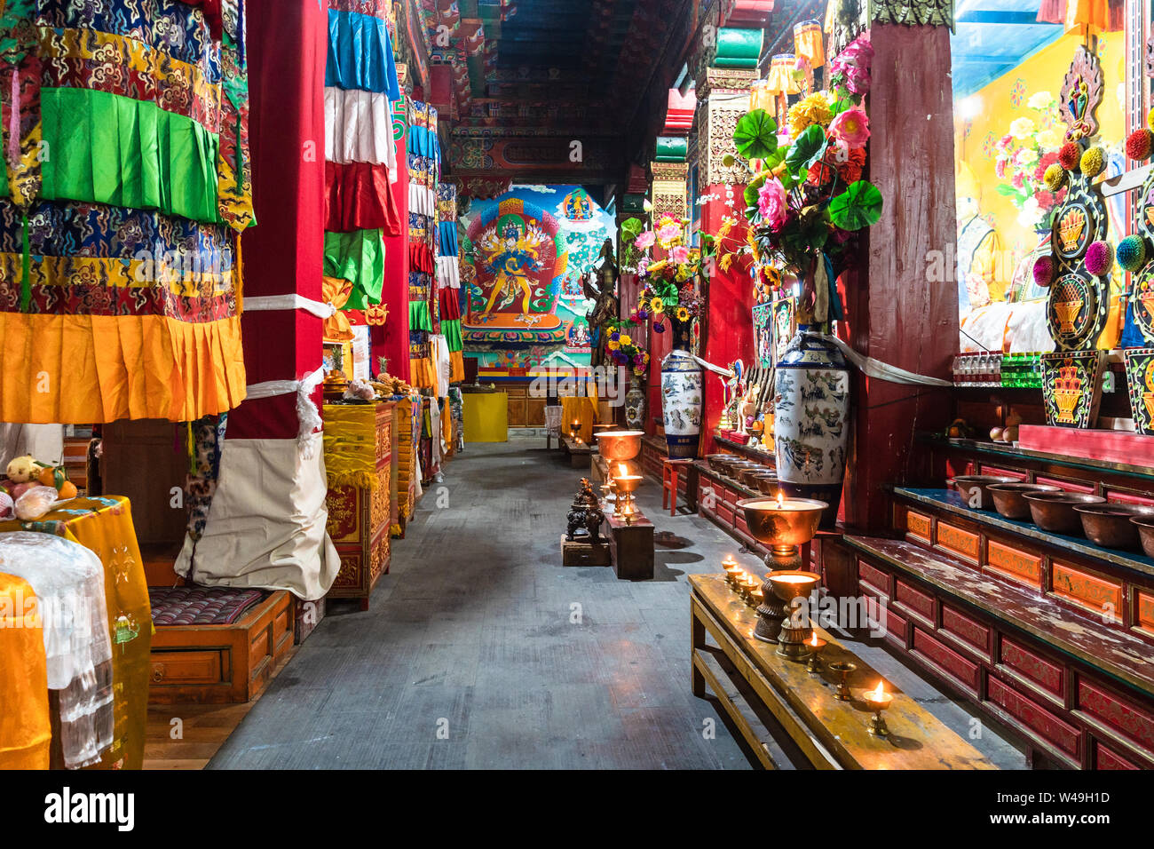 Shangri La, Cina - 1 Marzo 2019: Interno del buddismo tibetano famoso monastero Songzanlin in Shangri La. questo è l'inizio del popolo tibetano plat Foto Stock