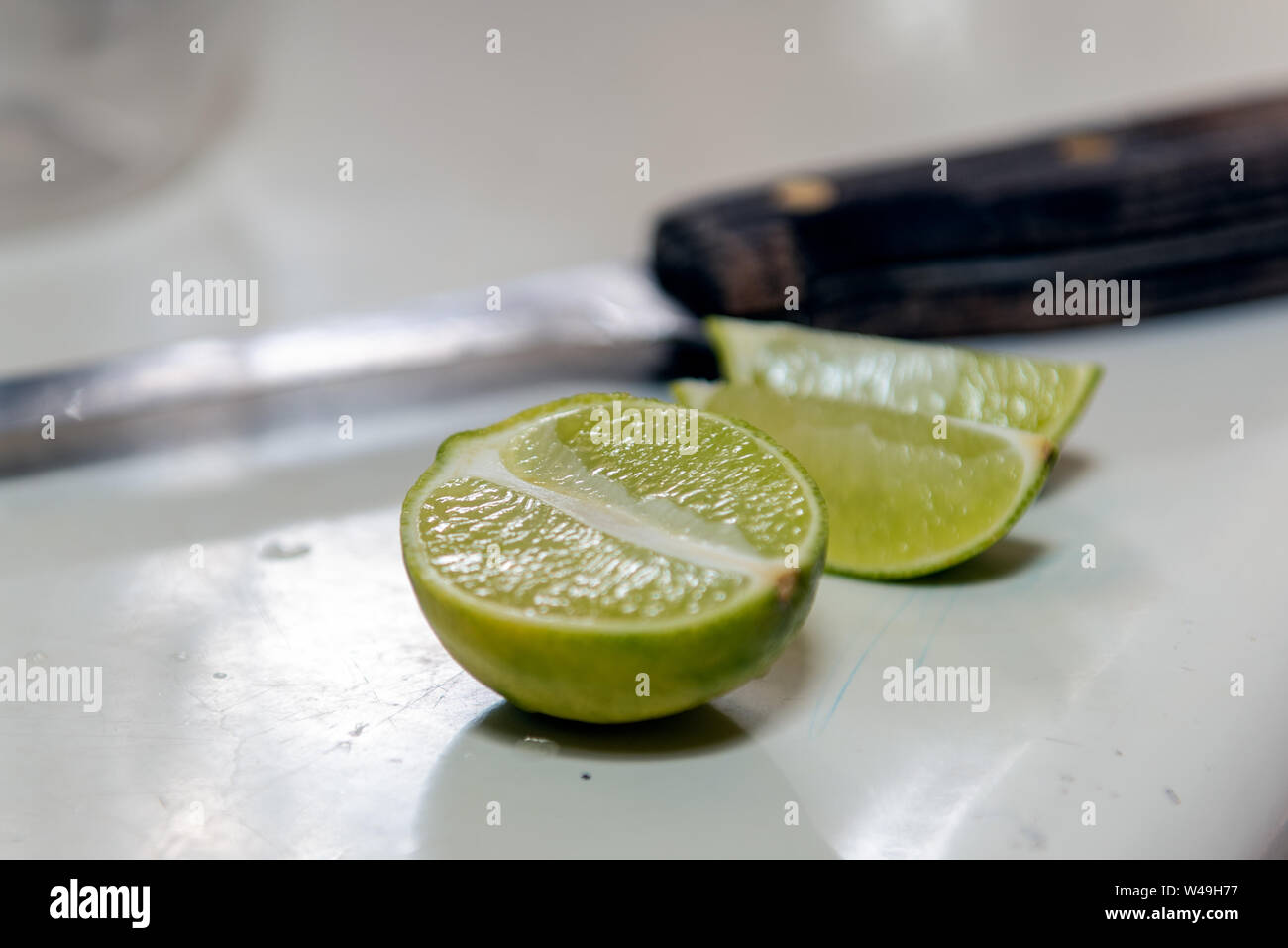 Succosa calce è tagliato a spicchi e preparati per essere usati quando si beve tequila. Foto Stock