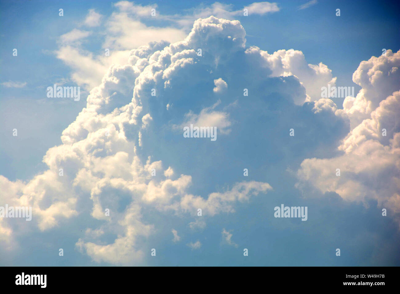 Il Cumulus grandi nuvole di fronte blu cielo azzurro appena prima di una tempesta, cumulus nubi sul cielo Foto Stock