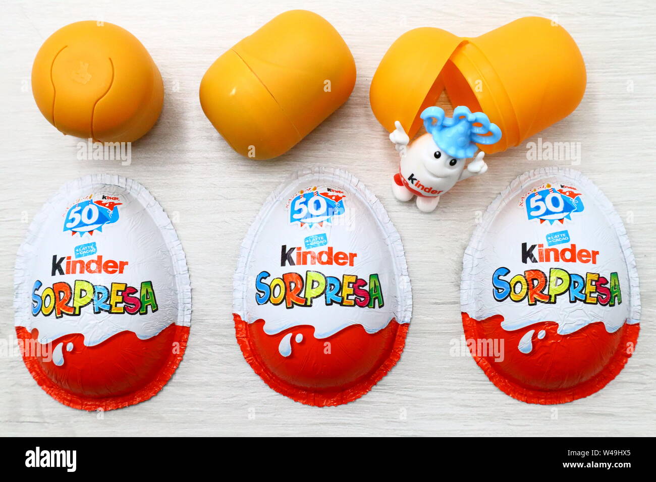 Kinder sorpresa di uova di cioccolato. Kinder sorpresa è un marchio di prodotti realizzati in Italia da Ferrero Foto Stock