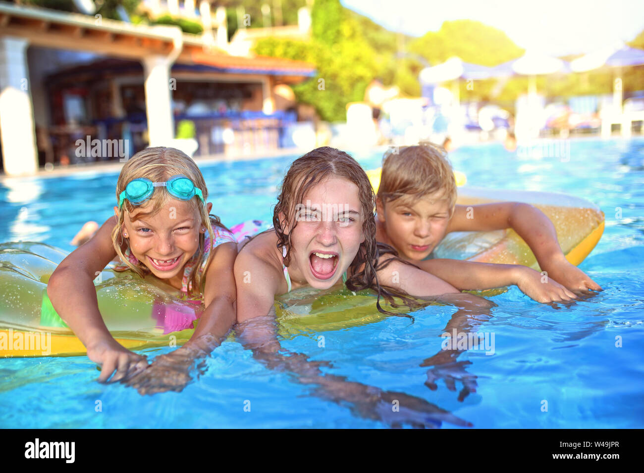 La gioia dei bambini in piscina Foto Stock