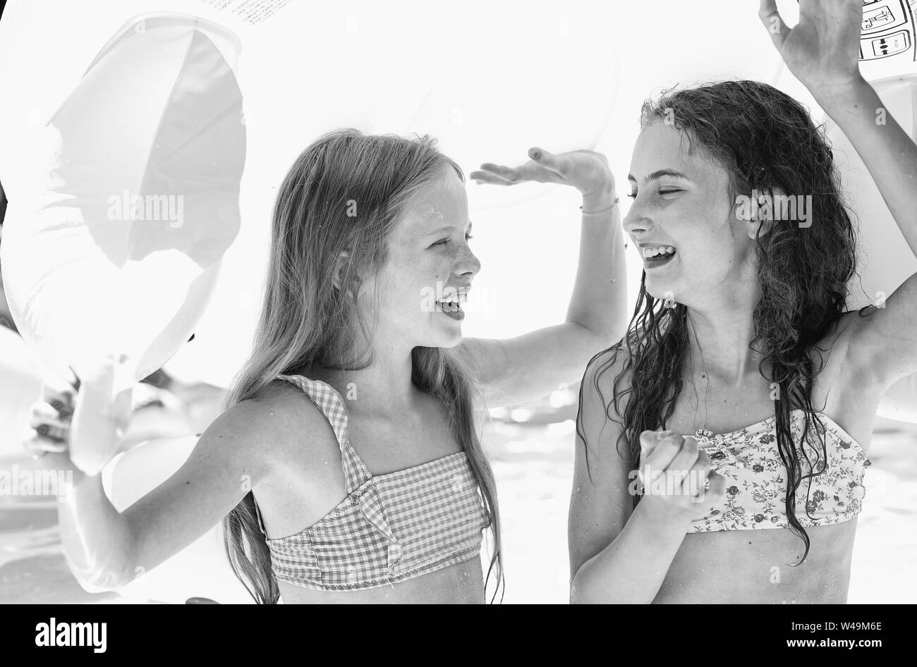 Amici in piscina in un giorno caldo Foto Stock
