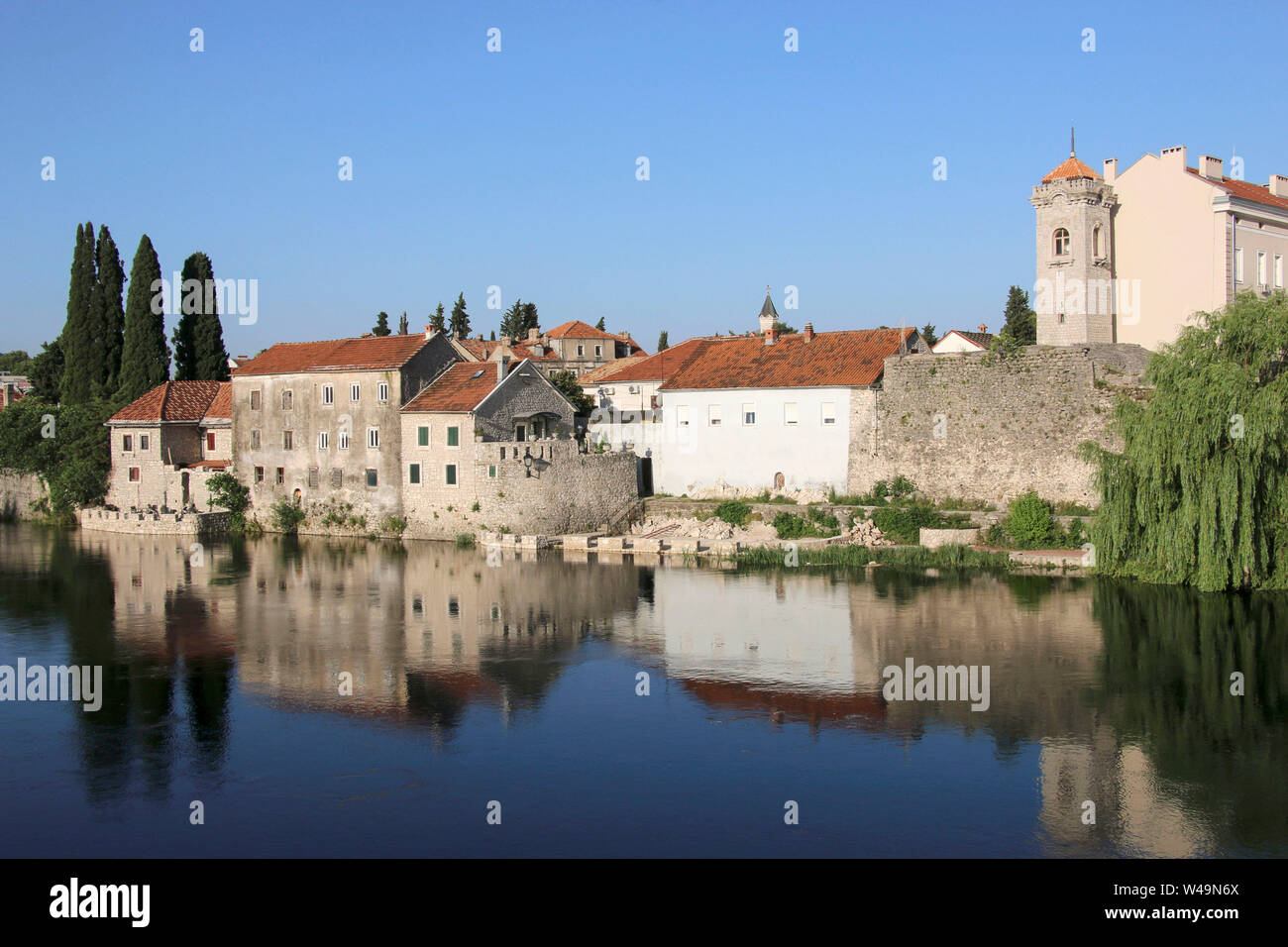 Vista bellissima vecchia parte storica della città Trebinje e Trebisnjica river, Trebinje, Bosnia Erzegovina Foto Stock