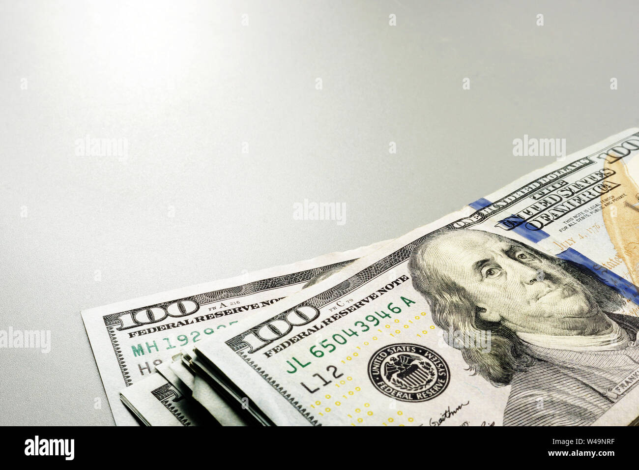 Spazio libero e contanti. Pila di banconote di dollari. Foto Stock