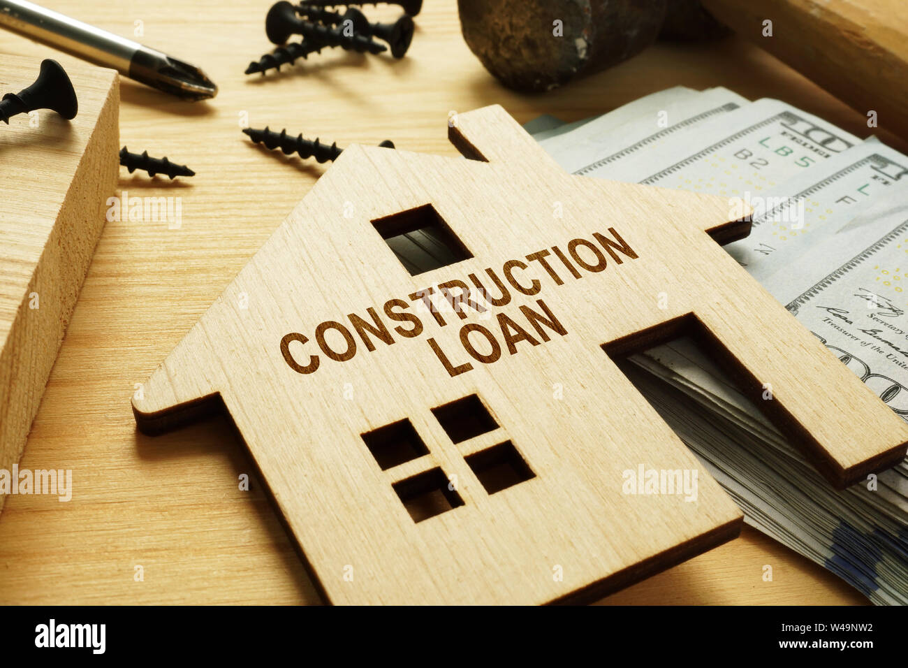 Credito di costruzione concept. Modello di casa, martello e cacciavite. Foto Stock