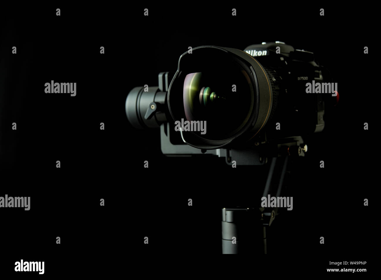 Grenoble, Francia - 23 Maggio 2019: Close-up di una Nikon D750 DSRL fotocamera utilizzando una gru Zhiyun-2 stabilizzatore, con bassa illuminazione chiave e uno sfondo nero Foto Stock