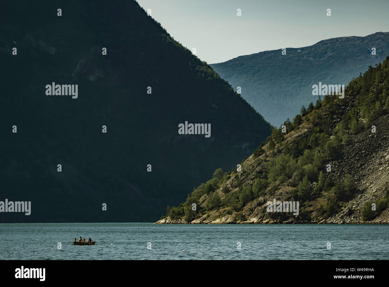 Piccola barca da pesca nel fiordo norvegese Foto Stock